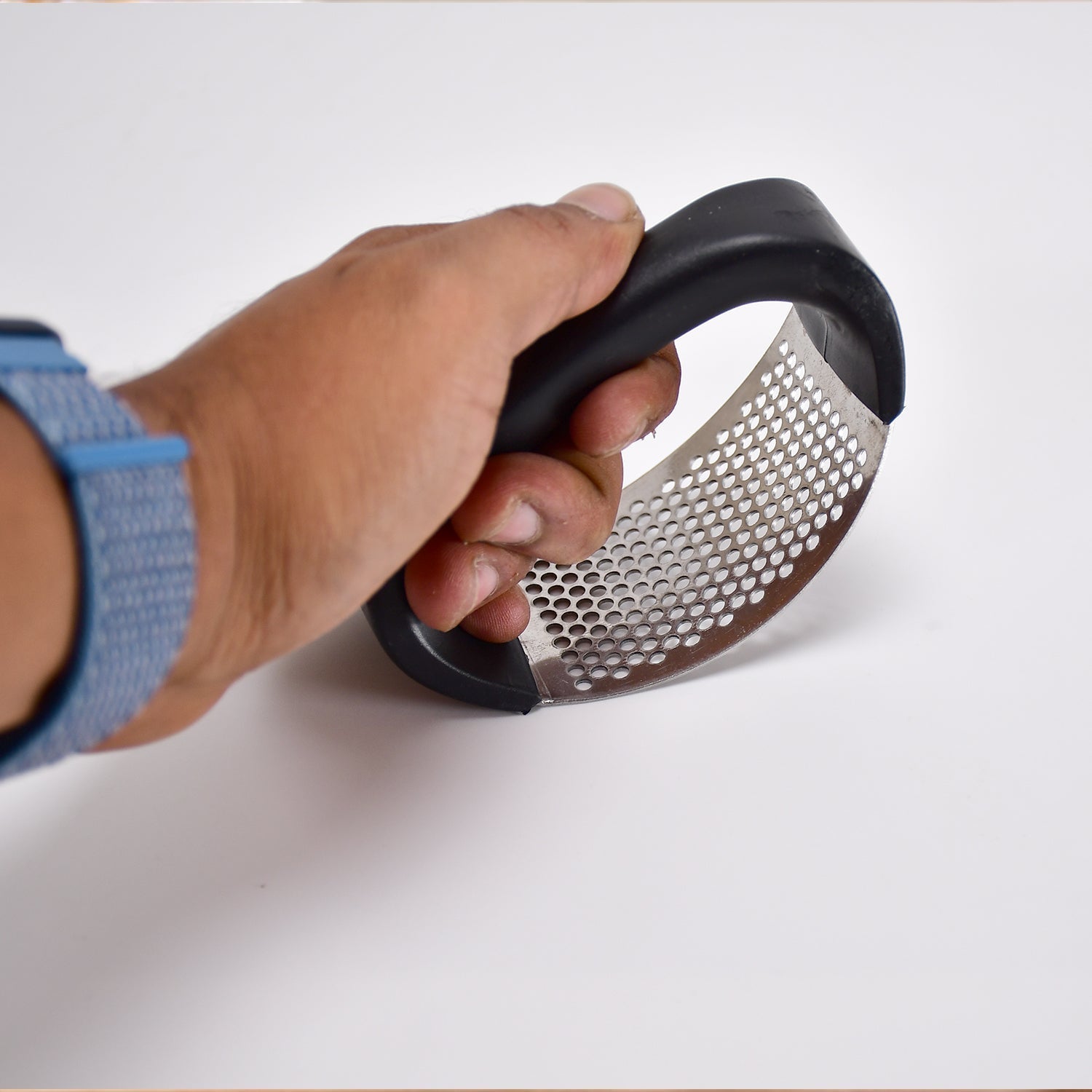 Easy-to-use garlic crusher with ergonomic handle and stainless steel build. Easy-to-use garlic crusher with ergonomic handle and stainless steel build.